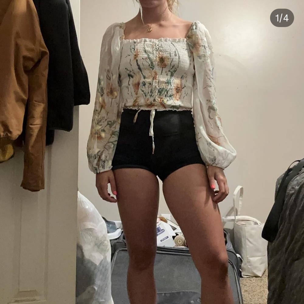 Buckle top